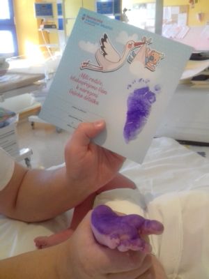 Nemocnice Valašské Meziříčí nabízí novopečeným rodičům památeční kartičky s otiskem chodidla miminka