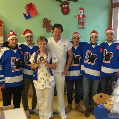 Hokejoví Bobři obdarovali nejmenší pacienty Nemocnice Valašské Meziříčí