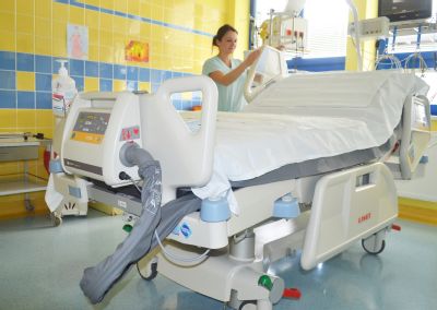 Nemocnice Valašské Meziříčí získala dvě elektricky polohovatelná lůžka s řadou moderních funkcí