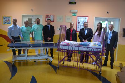 Dětské oddělení Nemocnice Valašské Meziříčí a.s. má nové postýlky pro nejmenší pacienty