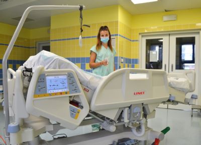 Nemocnice AGEL Valašské Meziříčí pořídila na anesteziologicko-resuscitační oddělení moderní polohovatelné lůžko