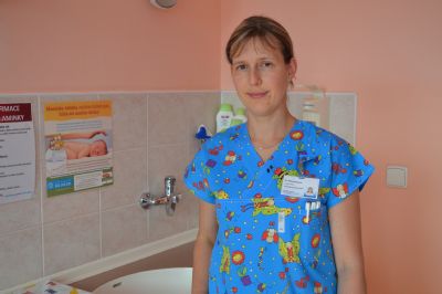 „Jsem hrdá na to, že poskytujeme na oddělení kvalitní péči, kterou si miminka zaslouží,“ říká staniční sestra novorozeneckého oddělení Bc. Hana Valuchová