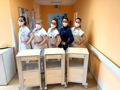 Pacienti na interním oddělení Nemocnice AGEL Valašské Meziříčí mají opět větší komfort. Slouží jim nové příruční stolky