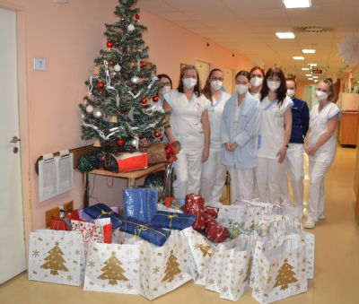 Nemocnice AGEL Valašské Meziříčí se ponořila do vánoční atmosféry. Pacienti zde o štědrovečerní rybu nepřijdou
