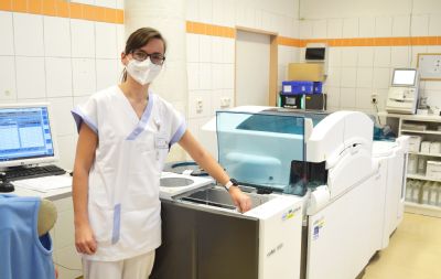 Nové analyzátory na oddělení klinické biochemie Nemocnice AGEL Valašské Meziříčí umí zpracovat denně tisíce vzorků