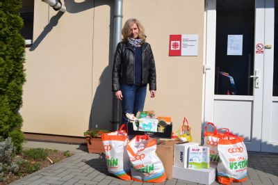Zaměstnanci Nemocnice AGEL Valašské Meziříčí byli v Jarní sbírce potravin štědří. Do Charity putovaly tašky plné jídla