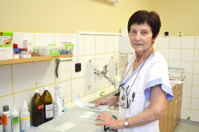 Práce mě stále naplňuje a nesmírně baví, říká sestřička Emilie Šmerdová, která pracuje ve valašskomeziříčské nemocnici již 45 let