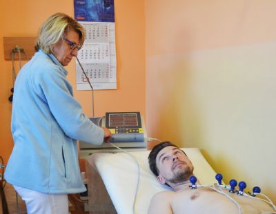 Pacientům na interním příjmu Nemocnice AGEL Valašské Meziříčí slouží nový elektrokardiograf (EKG). Ročně na něm zdravotníci provedou tisíce vyšetření