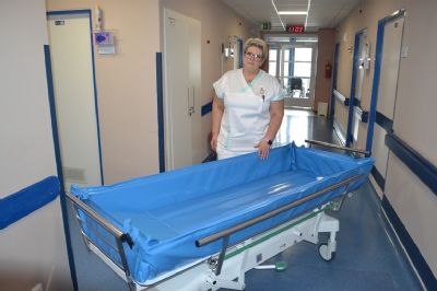 Oddělení následné péče Nemocnice AGEL Valašské Meziříčí má pro své pacienty nové sprchovací lehátko