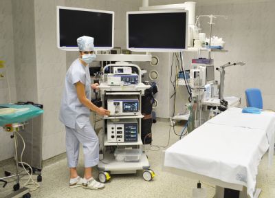 Lékaři Nemocnice AGEL Valašské Meziříčí operují pomocí nové moderní laparoskopické věže