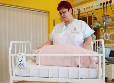 Novorozenecké oddělení Nemocnice AGEL Valašské Meziříčí převzalo osm nových přístrojů pro bezpečný spánek novorozenců