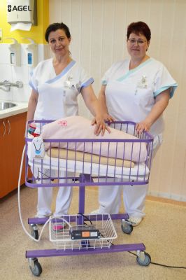 Teplotní komfort na novorozeneckém oddělení Nemocnice AGEL Valašské Meziříčí zajišťují miminkům nové vyhřívané podložky