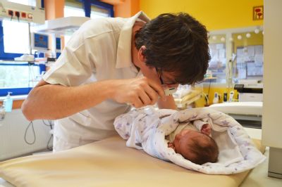 Novorozenecké oddělení Nemocnice AGEL Valašské Meziříčí vyšetřuje miminka novým oftalmoskopem