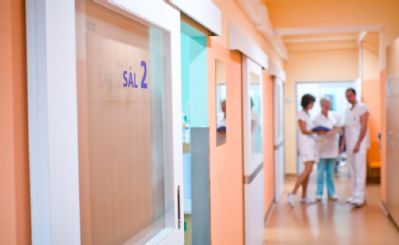 Letní měsíce a nápor úrazů: Chirurgická ambulance Nemocnice AGEL Valašské Meziříčí denně ošetří stovku pacientů