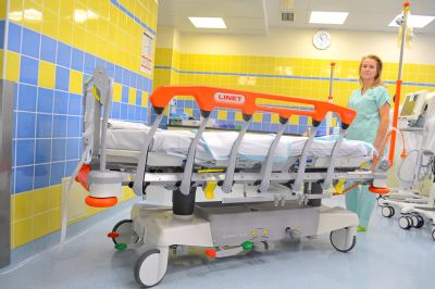 Nemocnice AGEL Valašské Meziříčí pořídila moderní transportní lůžko za účelem zlepšení péče o urgentní pacienty
