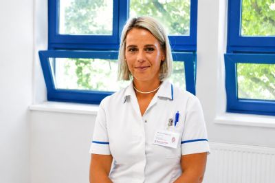 „Moderní stomické pomůcky jsou navrženy tak, aby vydržely koupání v bazénu i v moři,“ říká staniční sestra z valašskomeziříčské ne...