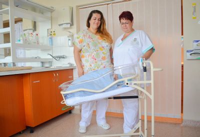 Novorozenecké oddělení Nemocnice AGEL Valašské Meziříčí má pro miminka novou postýlku
