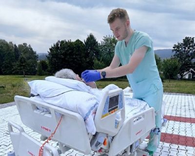Z lůžka ARO rovnou do zahrady. Nemocnice ve Valašském Meziříčí bere pacienty na ventilaci na čerstvý vzduch